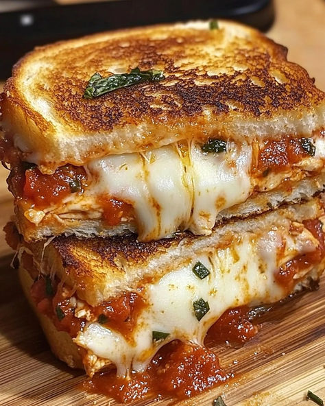 Crispy Chicken Parmesan Grilled Cheese with Mozzarella and Marinara - Miarecipes Parmesan Grilled Cheese, Chicken Parmesan Sandwich Recipe, Crispy Chicken Parmesan, Chicken Parmesean, Parmesan Sandwich, Lobster Cream Sauce, Chicken Parmesan Sandwich, Ultimate Sandwich, Chicken Marinara