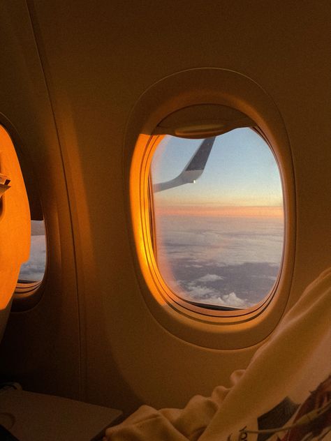 Airplane Window View, Plane Window, Airplane Flight, Window Siding, Airplane Window, Paint And Sip, Cloud 9, Travel Life, Travel Aesthetic