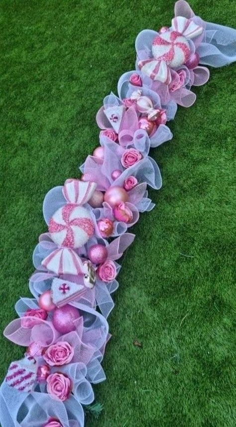 Pink Gingerbread Decorations, Pastel Christmas Colors, Candy Land Christmas Tree Decorations, Christmas Candy Land Decorations Diy, Pink Christmas Outdoor Decorations, Pink Candy Christmas Decorations, Ideas Navidad 2022, Pink Outdoor Christmas Decor, Candy Garland Diy