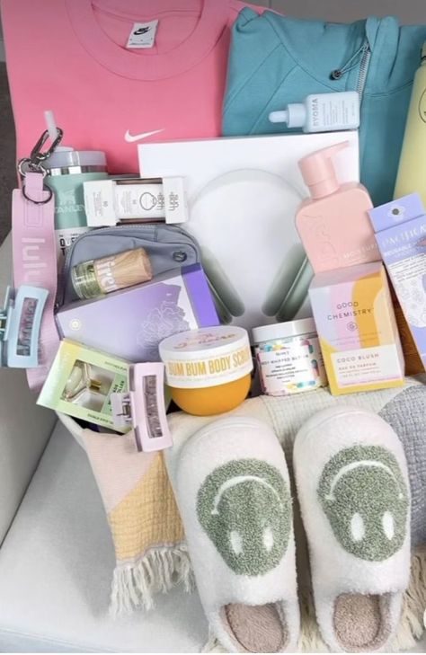 100 Essential Gifts Everyone Will Want Boujee Gift Basket, Preppy Girl Gifts, Gift Baskets For Your Best Friend, Gift Baskets For Teenage Girl, Sleepover Gift Basket, Birthday Basket Gift Ideas, Preppy Gifts For Teens, Preppy Gift Basket, Cute Birthday Baskets For Best Friend