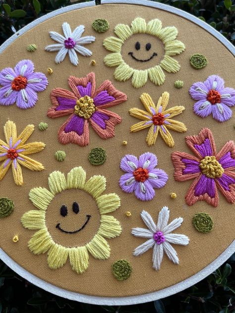 Cross Stitch design Embroidery On Printed Fabric Ideas, Trippy Embroidery Patterns, Large Embroidery Flowers, 70s Embroidery Patterns, Embroidery Hoop Inspiration, Retro Embroidery Patterns, Funky Embroidery Designs, Cute Embroidery Designs Simple, Simple Flower Embroidery Pattern