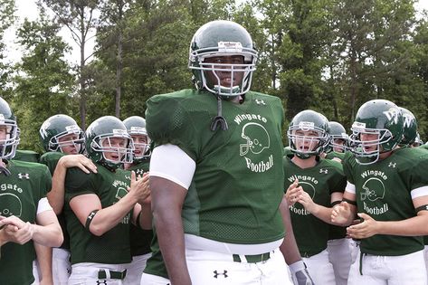 The Blind Side Movie, Blind Side Movie, Faith Based Movies, Football Players Names, Michael Oher, Tv Shows Outfits, Arkansas Football, Football Movies, Cool Movies