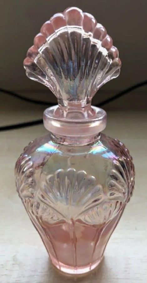 Unique Perfume Bottles, Pretty Wine Bottles, Uses For Plastic Bottles, Magic Potion Bottles, Fancy Bottles, Old Perfume Bottles, Pretty Perfume Bottles, Perfume Bottle Art, Potion Bottles