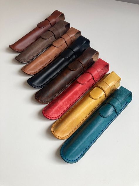 Leather Pen Case Single Pen Holder Pen Sleeve Leather Pen - Etsy Pen Holder Diy, Fountain Pen Case, Leather Pen Case, Diy Fountain, Diy Leather Projects, Leather Binder, Pen Accessories, Pen Pouch, Gift For Teacher