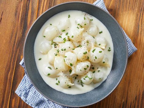 Mom's Traditional Creamed Onions Recipe How To Cook Fresh Pearl Onions, Cream Onions Pearl, Creamed Pearl Onions Thanksgiving, Creamed Onions Thanksgiving, Creamed Onions Recipe, Creamed Pearl Onions Recipe, Creamed Pearl Onions, Pearl Onion Recipe, 5 Ingredient Dinners