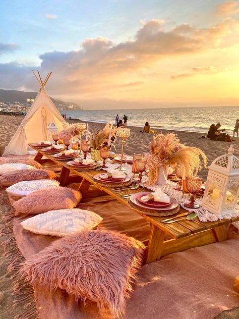 Boho Beach Dinner Party, Beach Dinner Party Decor, Beach Dinner Decor, Beach Event Ideas, Beach Birthday Idea, Beach Picnic Party Ideas, Beach Birthday Set Up, Aesthetic Beach Birthday, Beach Picnic Birthday Party