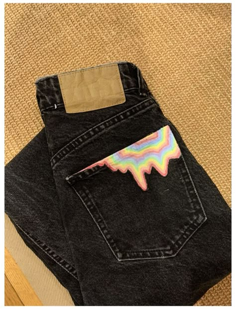 Acrylic Painting On Pants, Easy Jeans Painting, Things To Paint On Jeans Easy, Acrylic Painted Jeans, Painting Jean Pockets, Acrylic Paint Clothes, Jeans Acrylic Paint, Painted Jeans Inspiration, Painted Back Pocket Jeans