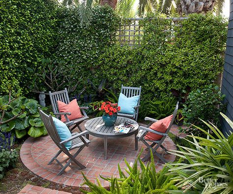 Maximize space by matching the shape of your table to the shape of your patio. Brick Patio Ideas, Small Brick Patio, Circular Seating, Backyard Envy, Design Per Patio, Round Patio Table, Small Patio Design, Small Patio Decor, Brick Patio