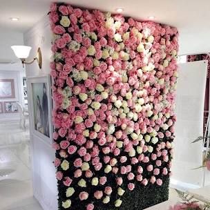 Selfie Corner Ideas, Selfie Wall Ideas Salon, Diy Flower Wall, Bar Business, Selfie Wall, Lash Studio, Hari Valentine, Fun Furniture, Beauty Room Decor