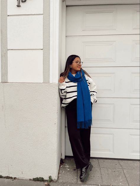 Cobalt Blue Scarf Outfit, Royal Blue Scarf Outfit, Cashmere Scarf Outfit, Blue Scarf Outfit, Outfit Uni, Scarf Outfit Winter, University Outfits, University Outfit, Scarf Outfit