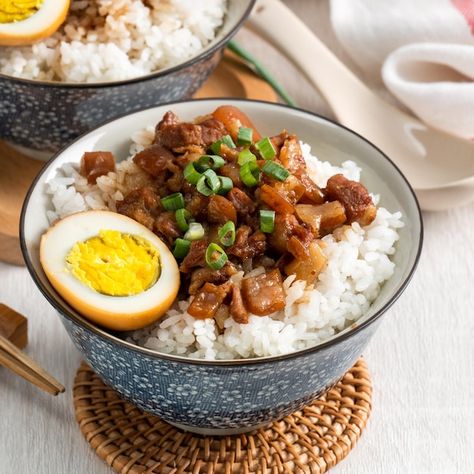 Photo braised meat over cooked rice famo... | Premium Photo #Freepik #photo #taiwan-food #asian-cuisine #chinese-cuisine #chinese-food Asian Rice Recipes, Benihana Fried Rice, Asian Rice, Mango Sticky Rice, Kimchi Fried Rice, Taiwan Food, Lemon Rice, Poached Chicken, Dinner With Ground Beef