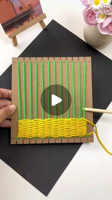 Kids Weaving Projects, Tricotin Long, Weaving For Kids, Easy Art For Kids, Easy Arts And Crafts, Art And Craft Videos, Scrapbook Room, Weaving Projects, Crafts Hacks