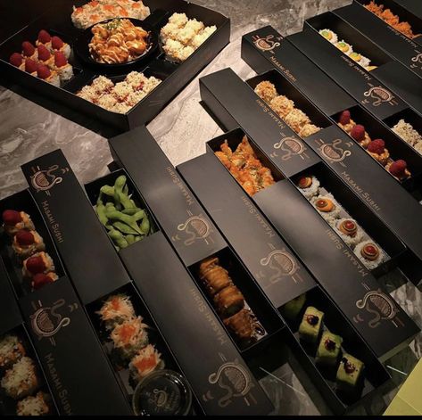 Food Delivery Box Design, Luxury Takeaway Food Packaging, Sushi To Go Packaging, Sushi Delivery Packaging, Sushi Box Design, Sushi Box Aesthetic, Dimsum Packaging, Sushi Box Packaging, Sushi Packaging Design