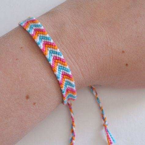 How to Make a Chevron Friendship Bracelet - Dream a Little Bigger Friendship Bracelets Colors, Freindship Bracelets, Bracelet Colours, Vsco Bracelets, Bracelets Colors, Embroidery Floss Bracelets, Floss Bracelets, Chevron Friendship Bracelet, Chevron Friendship Bracelets