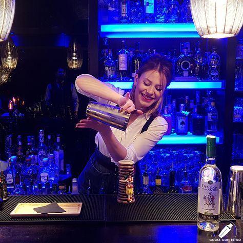 La gran barmaid Diana Villalba dominando la coctelera y ya estamos a punto de disfrutar de su fantástico cóctel.     #CopasConEstilo #Bartender #Cocktail #Coctelería #Cóctel #Cócteles #Madrid Aesthetic Bartender, Bartenders Photography, Female Bartender, Cocktail Waitress, Restaurant Pictures, Only Aesthetic, Cocktail Photography, Vegas Party, Restaurant Photography