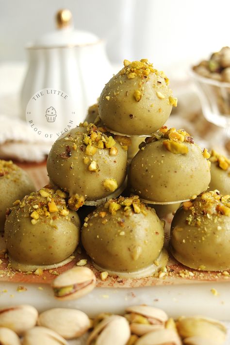 No-Bake Pistachio Truffles Chocolate Truffles Photography, Paan Truffles Recipe, Pistachio Truffles Recipe, Pistachio Cake Pops, What To Do With Pistachio Shells, Pistachio Snowball Cookies, Pistachio Pavlova, Marzipan Truffles, Pistachio Balls