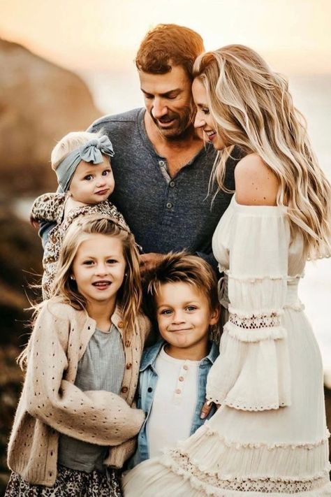 Outdoor Boho Family Photoshoot, Joyfolie Family Photo, Outdoor Spring Family Pictures, Fall Family Photos Aspen Trees, Ranch Family Photoshoot, Family Picture Poses For 5, Outdoor Family Photo Outfits Summer, Boho Family Photoshoot Outfit, Spring Family Photoshoot Outfits