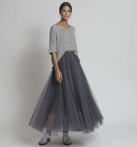 Tulle Skirt Outfits Casual, Tulle Skirts Outfit, Maxi Skirt Outfits, Skirt And Sneakers, Rock Outfits, Simple Chic, All Black Outfit, Cozy Outfit, Chiffon Skirt