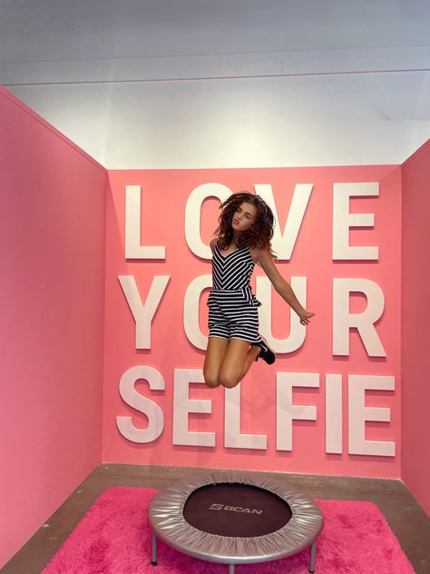 Poses For Selfies, Brand Activation Ideas, Mountain Ideas, Face Poses, Stand Feria, Selfie Wall, Photo Zone, Poses Selfie, Event Room