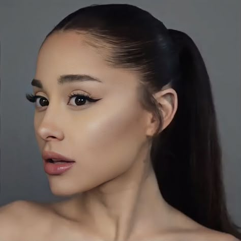 Ariana Grande Nose, Ariana Grande Makeup, Rem Beauty, Ariana Grande Fans, R E M Beauty, Ariana Grande Cute, Celebrities Before And After, Ariana Grande Style, Ariana Grande Photoshoot