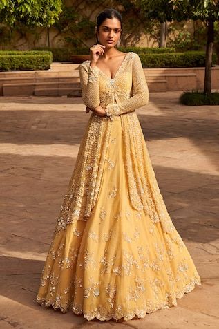 New Dress Design Indian, Seema Gujral, Kurta Lehenga, Indian Wedding Gowns, Yellow Lehenga, Indian Outfits Lehenga, Lehenga Blouse Designs, Gaun Fashion, Traditional Indian Outfits