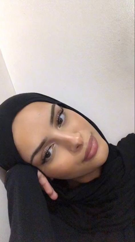 Yemeni Makeup, Hijabi Pics For Instagram, Hijabi Makeup Looks, Pretty Hijabi Girl, Hijabi Selfie, Pretty Hijabi, Hijabi Makeup, Hijab Selfie, Hijab Beauty