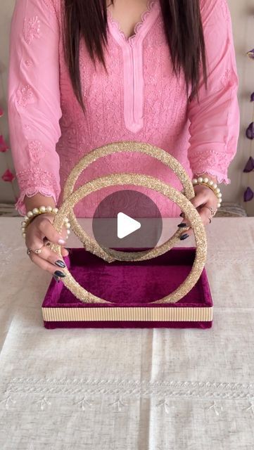 Wedding Tray Packing Ideas, Embroidery Hoop Packing Ideas, Wedding Gifts Packaging Ideas, Tray Packing Ideas, Mdf Tray, Jumuah Quotes, Mehndi Decorations, Hoops Embroidery, Gifts Packing