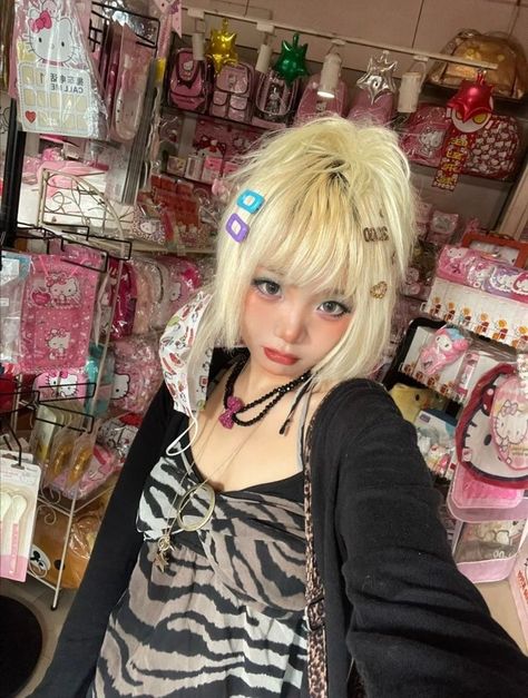 Gyaru Hairstyles Short, Gyaru Short Hair, Gyaru Hairstyles, Gyaru Hair, Bombshell Hair, Gyaru Makeup, Harajuku Fashion Street, Gyaru Fashion, Makeup Styles