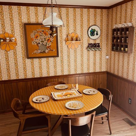 I’ve realized one of the things I’m missing to bring home the 70s style is a lot of plants. 🪴 Home decor | vintage vibes | groovy | hippie | flower power | seventies | thrifted home | wood paneling | mushrooms | crewel | embroidery | dining room | kitchen | yellow | mustard | wallpaper Vintage Wallpaper Home Decor, 70s Home Interior, 70’s Home Decor, 60s Dining Room, 80s Dining Room, 70s Aesthetic Home Decor, 70s Dining Room, 70s Interior Design Retro, 70’s Room