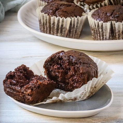 Chocolate Zucchini Muffins Broccoli Muffins, Zucchini Muffin, Zucchini Muffin Recipes, Chocolate Zucchini Muffins, Cookie Bakery, Vegetarian Bake, Baking Cocoa, Frozen Chocolate, Zucchini Muffins