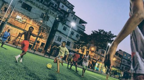 A 200-tile people-powered football pitch situated in the Morro de Mineira favela, a deprived area in Brazil. As the children run, their energy is stored in batteries to power the pitch floodlights... Soccer Shots, Brazil Lifestyle, Soccer Aesthetic, Columbia Country, Street Football, Shanty Town, Black And White Photo Wall, Football Pitch, Life Vision Board