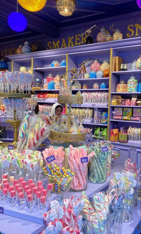 Sweet Shops Interior, Fantasy Candy Shop, Ice Cream And Candy Shop, Candy Boutique Ideas, Candy Shop Aesthetic Pastel, Sweet Shop Decor, Candy Store Decor, Old School Candy Shop, Candy Store Decoration Ideas