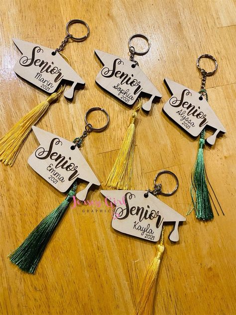 "Listing for one Senior 2021 Graduation Cap Keychain. ** this listing comes with a colored tassel, please choose color from drop down menu. Please be aware colors may vary on different screens ** You can change the year! So if you want it to say a different year just let me know in the order notes! Choose between personalized WITH a name (1st photo) or WITHOUT a name (second photo- it will just say Senior 2021) Material: Natural Maple Wood Size: approx 3\" * these are laser cut and engraved so i Farewell Gift Ideas For Seniors, Farewell Decorations, Graduation Souvenirs, Graduation Cap Tassel, High School Grad Gifts, Senior Graduation Gifts, Diy Graduation Gifts, Senior Night Gifts, Graduation Crafts