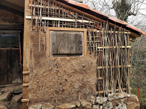 Mud House Design Ideas, Wattle And Daub House, Mud Homes, Mud Architecture, Mud Plaster, Eco Construction, Cob Building, Wattle And Daub, Beam Structure