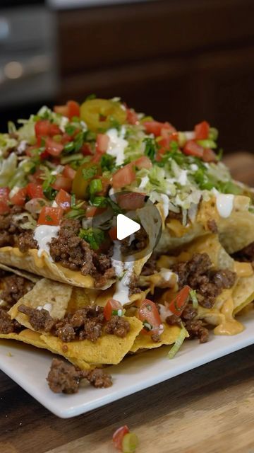 Claudia on Instagram: "Love NACHOS as much as we do? well let me share with you my family’s favorite CHEESY BEEFY NACHOS recipe, when my kids ask for nachos this is exactly what they expect! The best part it only takes less than 15 minutes to make 😋  ‼️serve immediately   Ingredients: 1/2 onion 1 Roma tomato 2 lbs lean ground beef (93/7) if you use ground beef with higher fat content just make sure to reserve 1 tbsp of it’s fat   My taco spice blend: 1 1/2 tsp garlic salt 1 tsp onion powder 1 tsp ground cumin 1 tsp chili powder 1 tsp paprika 1 tsp oregano 1 tsp black pepper 1/2 tsp cayanne pepper Salt I use 1/2 tsp 1 tbsp APF   For my nacho sauce 3 tbsp butter 3 tbsp APF 1/2 tsp paprika 1/2 tsp black pepper 1/2 tsp salt 3 tbsp pickled jalapeños 12 oz evaporated milk 1/2 cup milk 8 oz medi Beef Nachos Recipe Homemade, Margaritaville Nachos Recipe, Ground Beef Snacks Appetizers, Beef For Nachos Recipe, Diy Nachos Ground Beef, Loaded Ground Beef Nachos, Chilli Nachos Recipe, Taco Night At Home, Nacho Platter Recipes