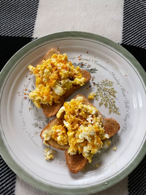 Toast With Scrambled Eggs, Scrambled Eggs On Toast, Scrambled Eggs Aesthetic, Scrambled Egg On Toast, Toast And Eggs, Eggs And Toast, Buttered Toast, Runny Eggs, Eggs Breakfast