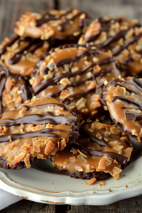 Easy No-Bake Samoa Cookies Crunchy Dessert Recipes, Samoa Brownies Recipe, Samoa Cookie Bars, 7 Layer Cookies Recipe, No Bake Samoa Cookies, Samoas Cookie Pie, Samoa Cheesecake Recipe, No Bake Bake Sale Ideas, Samoa Oat Cups