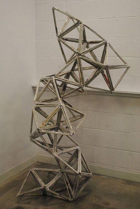 Large scale art. Rolled newspaper. Geometric art. Newspaper Sculpture, Classe D'art, 3d Art Projects, High School Art Lessons, High School Art Projects, Sculpture Lessons, Scale Art, Cardboard Sculpture, Geometric Sculpture