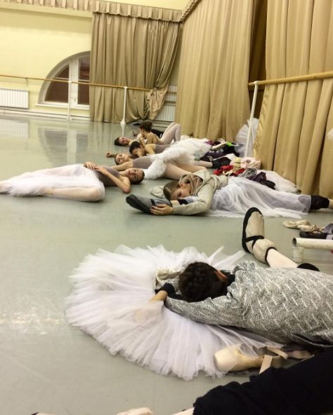 Happy Tutu Tuesday dancers!💗Raise of hands if Tuesdays got you feeling tired already?🙋Even the dancers at Vaganova Ballet Academy have been there before. #tututuesday #tired #ballet #ballerina #dancelife #tuesdays Vaganova Ballet, Vaganova Ballet Academy, Dance Aesthetic, Ballet Pictures, Ballet Academy, Ballet Beauty, Dance Dreams, Ballet Inspiration, Ballet School