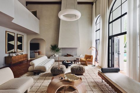 Palm Beach Spanish Revival by Sarah Sherman Samuel – Project Feature – The Local Project Townhouse Living Room, Interior Room Design, Modern Hacienda, Design A House, Mid Century Industrial, Sarah Sherman, Scandi Living, Palm Springs Home, Boho Lounge