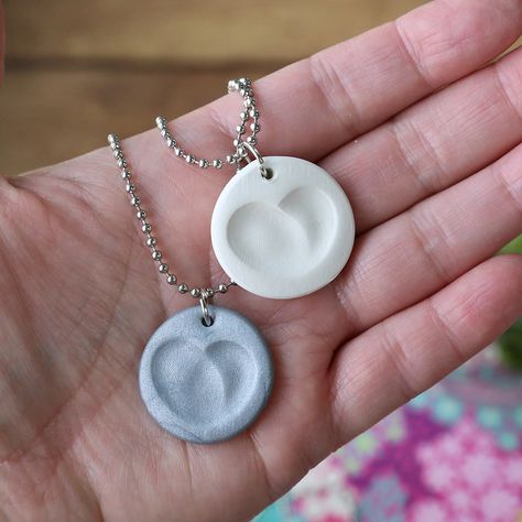 How to make a fingerprint necklace. Click through for easy directions. DIY Mother's Day gift idea. Thumbprint Pendant, Heart Necklace Diy, Thumbprint Necklace, Mothersday Gifts Diy, Bake Clay, Easy Mother's Day Crafts, Homemade Mothers Day Gifts, Fingerprint Necklace, Diy Xmas Gifts