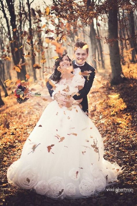 Fall Wedding Pictures, Fall Wedding Photography, Fall Wedding Photos, November Wedding, Wedding Photography Tips, Wedding Inspiration Fall, Brasov, Wedding Photography Poses, Autumn Wedding