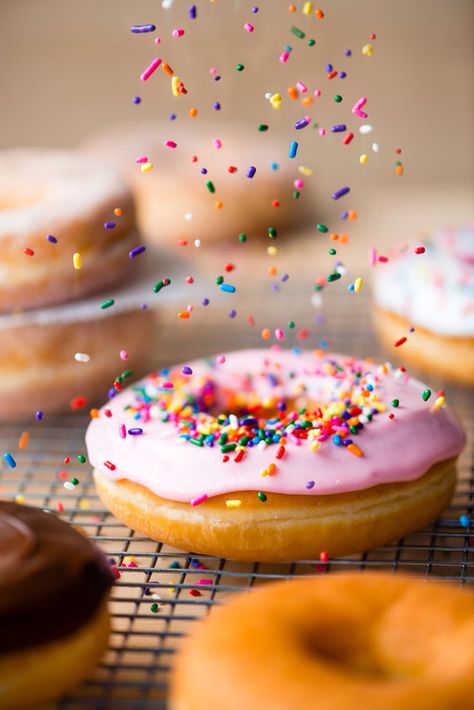 Yum Doughnuts Photography, Donut Photos, Food Photography Dessert, Donuts Donuts, Doughnut Shop, Dessert Photography, Food Photography Inspiration, Cake Photography, Delicious Donuts