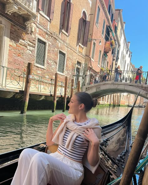 final stop in Venice 🛶 Venice Foto Ideas, Venice Gondola Ride Pictures, Venice Outfit, Venice Aesthetic, Venice In Winter, Ride Aesthetic, Italy Travel Outfit, Venice Photos, Fall Travel Outfit