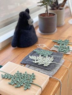 Crochet Fern Leaf video tutorial - CrochetObjet Crochet Fern Leaf, Crochet Fern, Leaf Video, Crochet Leaf Patterns, Pola Amigurumi, Crochet Plant, Crochet Leaves, Fern Leaf, Crochet Decoration