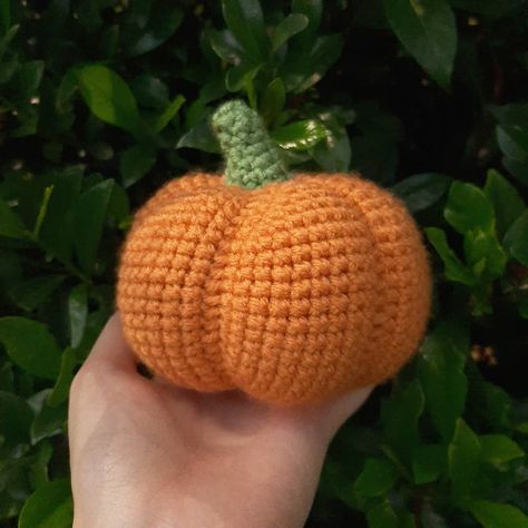 Pumpkin Crochet Pattern, Pumpkin Patterns Free, Pumpkin Crochet, Fall Crochet Patterns, Halloween Crochet Patterns, Beginner Crochet Projects, Crochet Amigurumi Free, Crochet Fall, Crochet Pumpkin