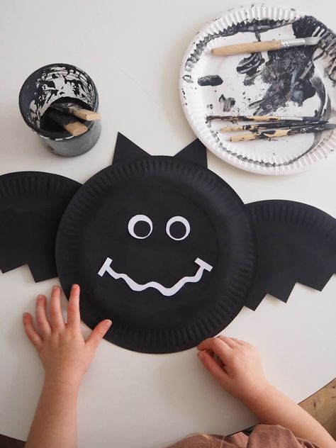 Paper Plate Halloween Crafts, Paper Plate Spider, Paper Plate Halloween, Halloween Bricolage, Class Mom, Spooky Crafts, Dekorasi Halloween, Bricolage Halloween, Halloween Crafts Preschool