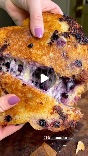 Hot Honey Blueberry Brie Grilled Cheese, Hot Breakfast On The Go, Sourdough Bread Breakfast Ideas, Honey Grilled Cheese, Blueberry Grilled Cheese, Grilled Cheese Ideas, Sourdough Sandwich Recipes, Hot Lunch Ideas, Fancy Grilled Cheese Recipes