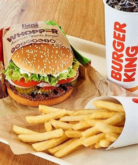 Whopper Burger King, Restaurant Ads, White Castle, Fat Foods, Burger And Fries, Fast Food Chains, Fast Food Restaurant, Snap Food, Burger Recipes