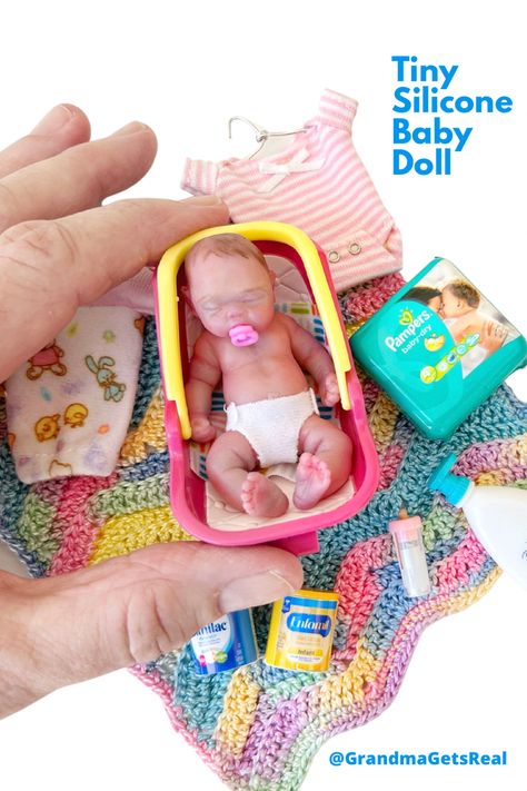 A tiny 3 inch long silicone baby doll with tiny baby accessories Mini Silicone Baby Dolls, Real Mini World, My Mini Baby, Silicone Babies For Sale, Mini Bebe, Realistic Barbie, Small Baby Dolls, Silikon Baby, Tiny Toys